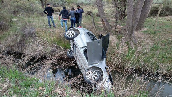 Dos autos cayeron al desagüe en el mismo lugar