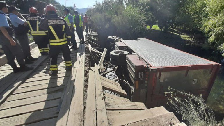 Junín de los Andes: borracho le erró al puente y cayó con su pesado camión al río