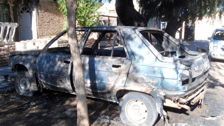 Un Renault 11 fue consumido por las llamas durante la siesta