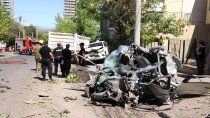 El VW Gol quedó irreconocible por el paso del camión en calle Salta / Foto