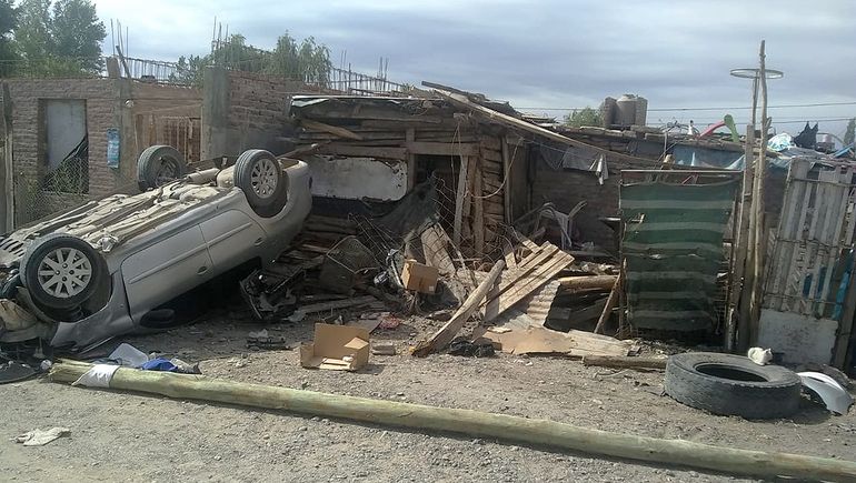 Le robó el auto a la madre, volcó y chocó contra una casilla