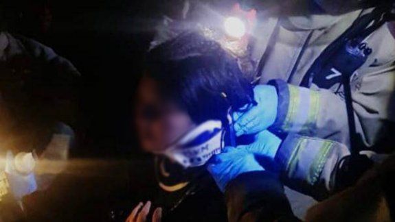 Se perdió en una caminata y la hallaron adentro de un pozo