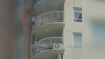 rescatan a un nino que se trepo por el balcon para escapar de un incendio: imagenes impactantes