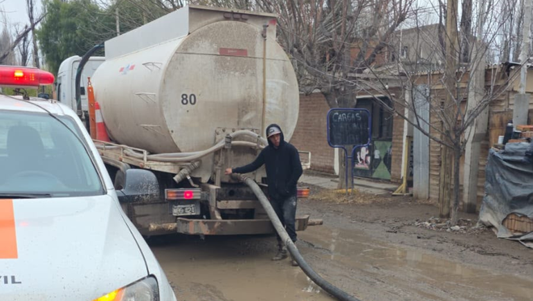 Los trabajos son ejecutados de manera conjunta por equipos de Protección Civil y Servicios Públicos. Foto: Gentileza.