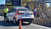 fuerte choque entre ciclistas complico el transito en los puentes carreteros