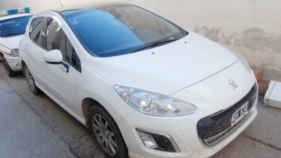 El auto sustraído durante asalto a familia cipoleña apareció en Neuquén.