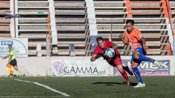 Guevara en uno de sus últimos partidos en Roca. El lateral ahora dice que se alejará del Alto Valle y en el radar aparece Madryn como posible destino.