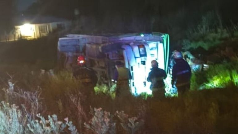 Un camión cargado con verduras volcó en la Ruta 151.