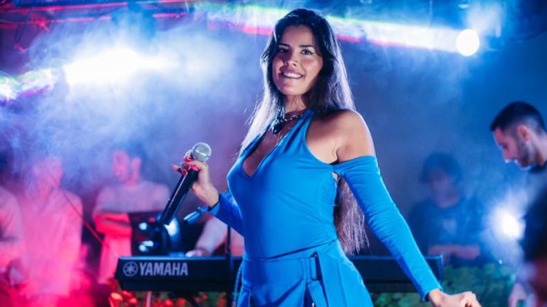 La joven cantante es investigada por contrabando simulado.