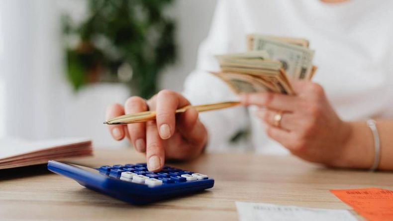 Propone de manera responsable construir un balance entre necesidades, los deseos y el ahorro.