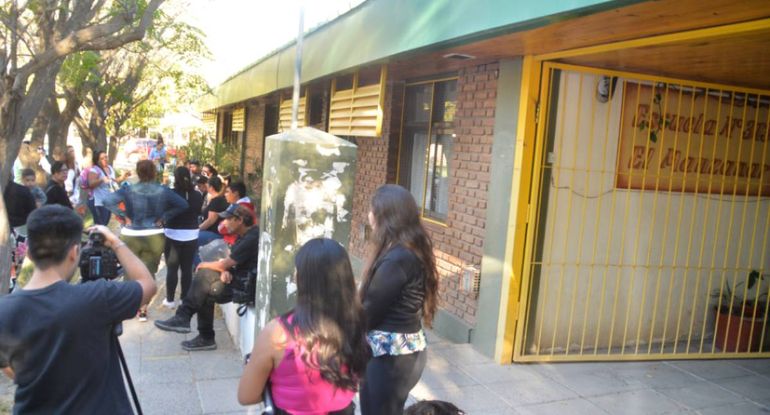 Una madre rompió el silencio. Hoy los padres se reunieron en la escuela. Foto: Antonio Spagnuolo.