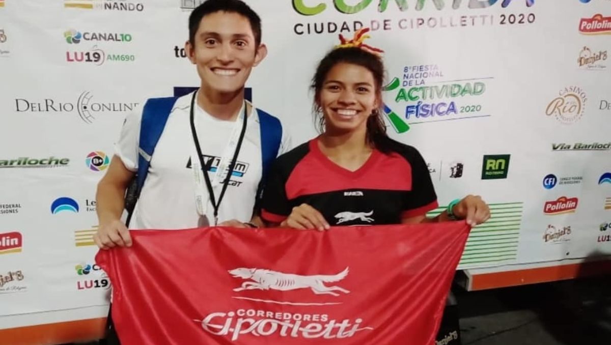 Tony Ruiz y Martina Escudero, dos de los atletas cipoleños que están vendiendo pastas y rifas.&nbsp;