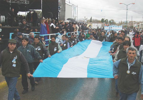 Una multitud en festejos de Allen