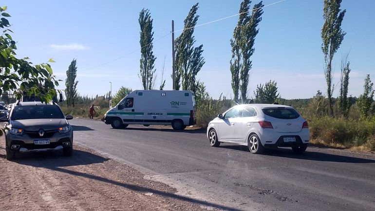 Vuelco en ruta chica: dos personas fueron trasladadas en ambulancia al hospital