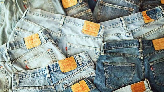 Adiós jeans anchos: la nueva tendencia 2025 que llega desde Europa, ¿cuáles son?