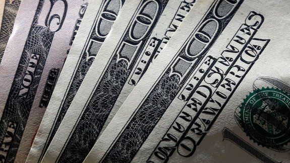 El dólar subió un 33 por ciento y cotiza por encima de los 58 pesos tras las PASO