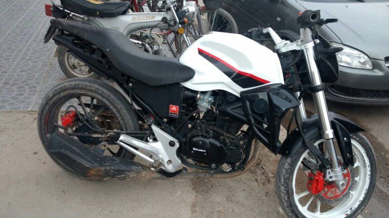 Lo atraparon con una moto robada y una patente trucha