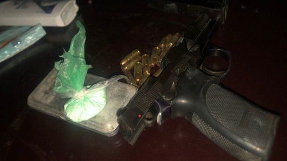 Les descubrieron armas y droga en un control de tránsito