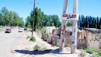En la toma, al sur de la Ruta 22, viven 30 familias desde enero de 2013. Presionan por la venta de las tierras.