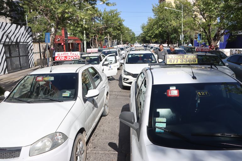 Los Taxistas Protestaron Frente A La Municipalidad Por Un Incremento En ...