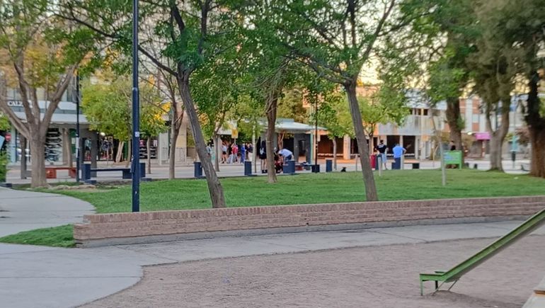 Descomunal pelea en la plaza San Martín: En el barrio lo arreglamos