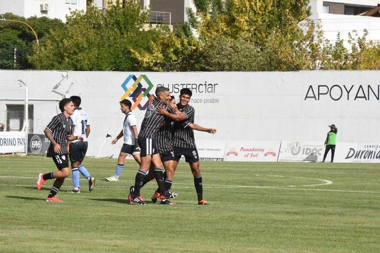 Cipolletti y su primer festejo en casa ante Brown de Madryn.&nbsp;