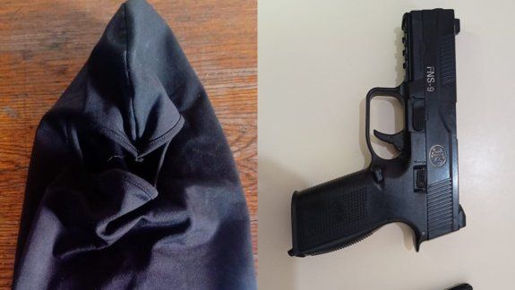 Lo atraparon por la réplica de arma y le encontraron drogas