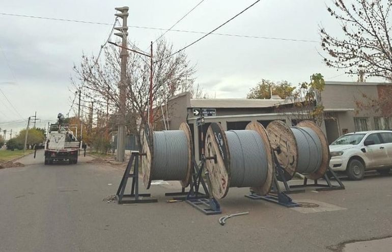 Se instalan cables aéreos sobre columnas de hormigón de gran altura. Foto: Gentileza.