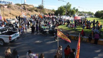 a pesar de la orden de desalojo, sigue el corte en los puentes carreteros