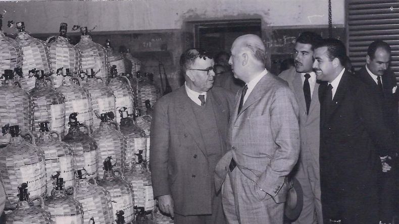 Visita del gobernador Castello en Cipolletti, año 1960. Visita a la Bodega Flor del Prado. En la imagen se ven las damajuanas de vino. Gentileza: Archivo Cabus Trenes