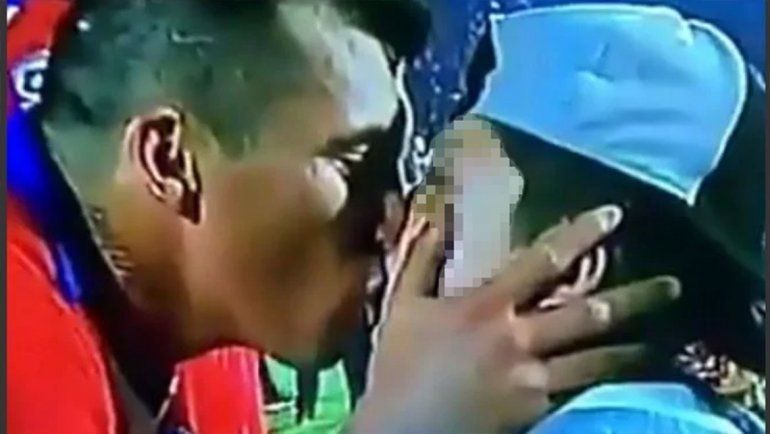 Tras la expulsión de Messi, las redes reflotaron el polémico beso de Medel a su hijo