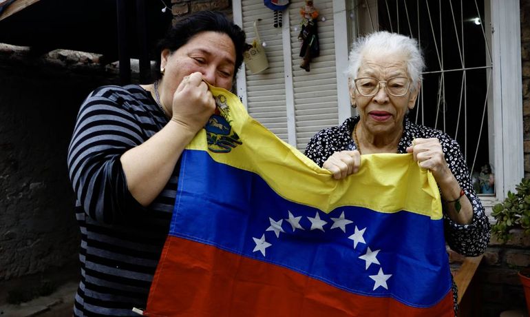 Aunel, hermana de Javier, junto a su mamá Aura. El asegura que la familia entera se queda en Cipolletti.