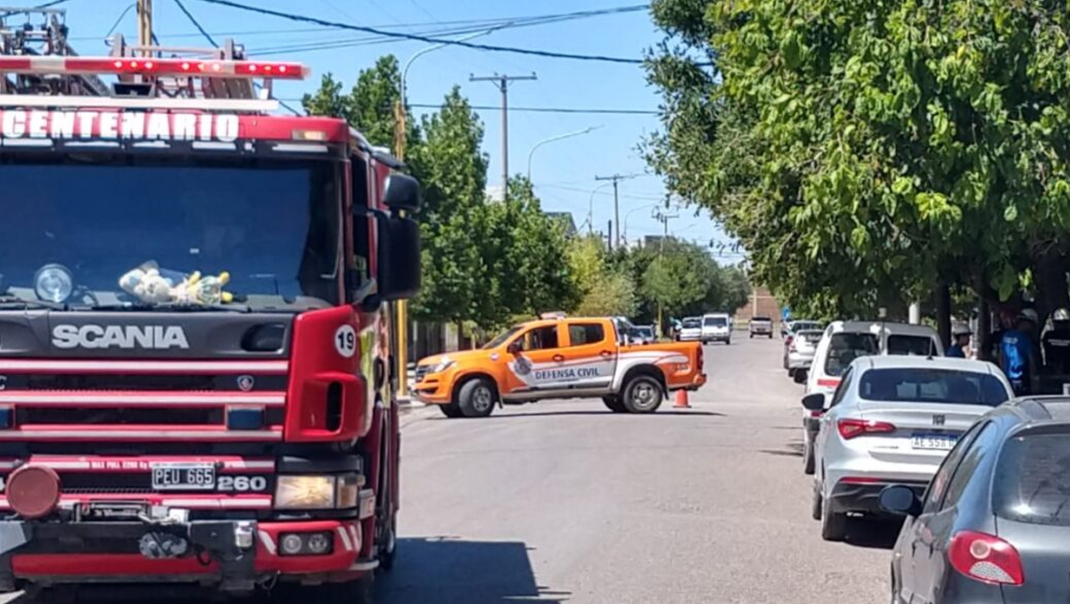 Limpieza de una vereda en Centenario que derivó en un extraño escape de gas