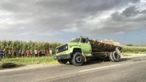La conductora transitaba por la Ruta 22 con 1300 bultos de fruta cuando fue impactada por una camioneta.&nbsp;