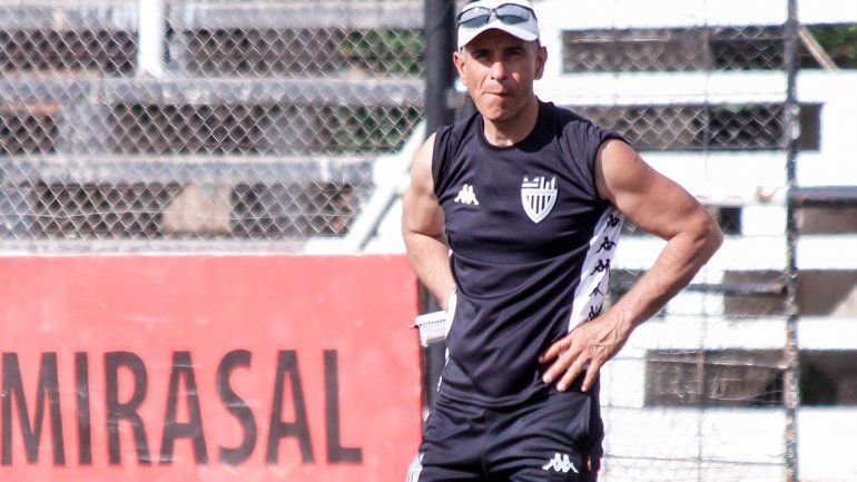 Gustavo Coronel en su primera práctica al frente del plantel de Cipolletti. Su ciclo parte desde la última posición.