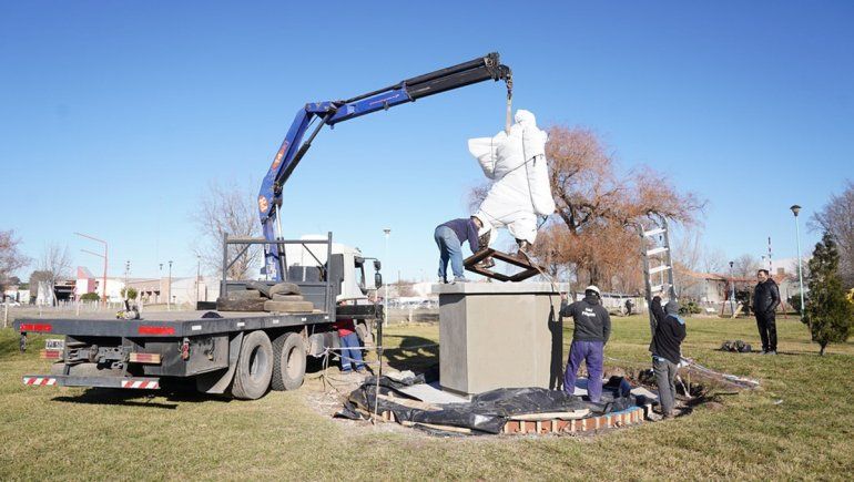 Trasladaron con hidrogrúa la estatua al Monumento Veteranos de Malvinas