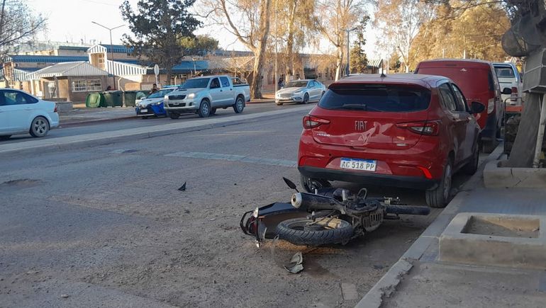 Un motocilista chocó contra un auto estacionado frente al Hospital de Centenario