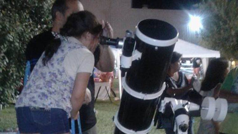 Mirar la Luna y las estrellas, una linda oportunidad