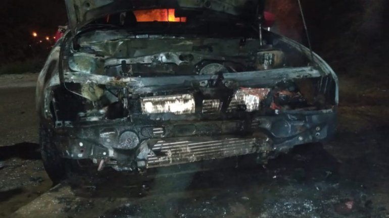 Por una mala maniobra, se le prendió fuego el auto