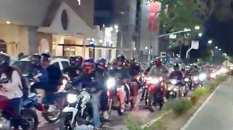 Más de 250 motos invadieron la madrugada del este último domingo en el centro&nbsp; de la ciudad de Neuquén.