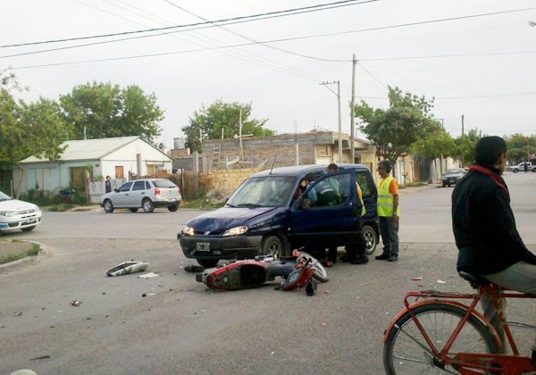 Terminó volcando tras una violenta colisión