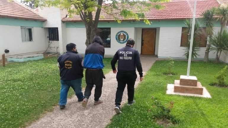 Aguantaban a un ladrón prófugo en la casilla de una toma