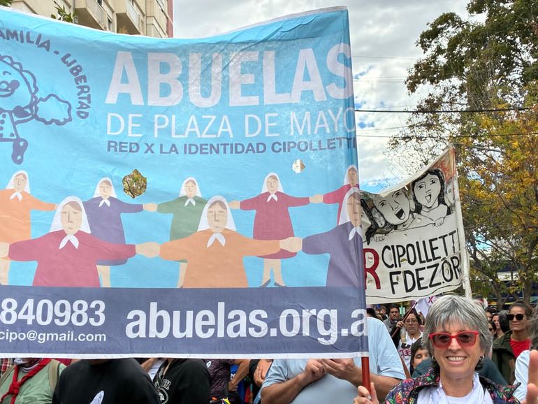 Las integrantes de la Red Nacional por el Derecho a la Identidad de Cipolletti estuvieron presentes en las actividades de recordación y repudio de los 50 años del golpe de Estado cívico-militar genocida del 24 de marzo de 1976. La búsqueda de nietos y bisnietos continúa.