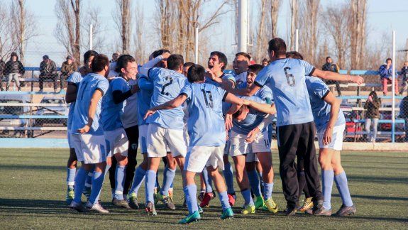 Los jugadores de La Amistad desataron el festejo en el medio de la cancha apenas terminó el partido ante Cimac. Los cipoleños se coronaron por primera vez en la Liga Confluencia.