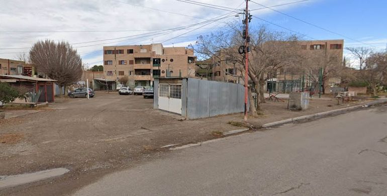 La policía descubrió que disparaba un arma de fuego en el barrio La Paz. Cuando lo fueron interceptar los atacó a tiros. No hubo heridos. 