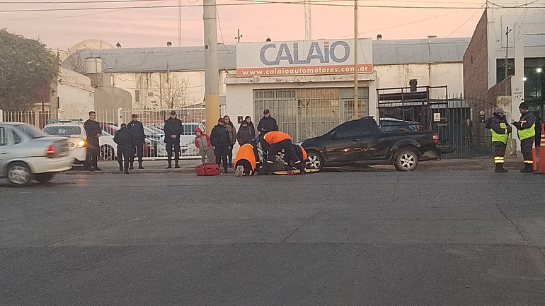 Abrió la puerta de su camioneta y mujer ciclista se la llevó puesta