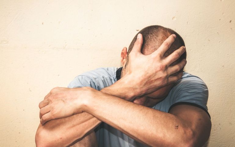 El hombre tuvo que denunciar a su ex pareja por violenta. La mujer ahora no se puede acercar a él a menos de 500 metros y debe someterse a un tratamiento psicológico.&nbsp;