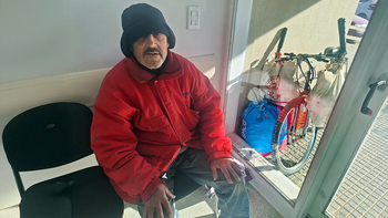 Miguel, este martes en la silla del Hospital en la que duerme, charló con LMC.