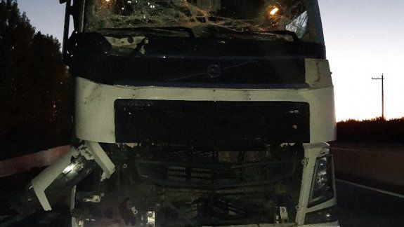 Susto por un fuerte choque entre dos camiones sobre la Ruta 22