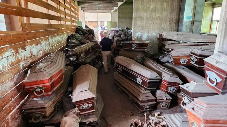 Macabro: encontraron 501 ataúdes y 200 bolsas con restos humanos en un cementerio